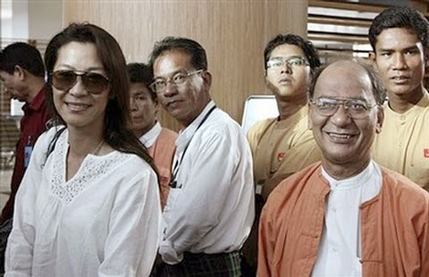 Michelle Yeoh Aeroport Rangoon 7.12.10